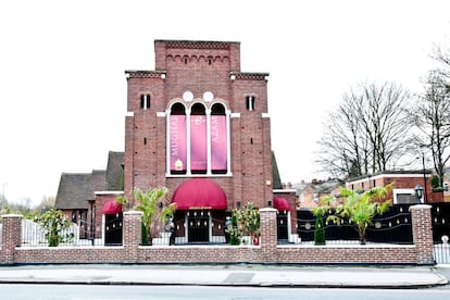 Especializado en la gastronomía mogol, la mezcla cultural tan propia de Birmingham esta presente en el restaurante Mughal, alojado en una antigua iglesia en Sparkhill, dentro del triángulo balti. La comida es toda una fiesta, con platos picantes arropados con salsas a base de crema de nueces y clavo con frutos secos, así como todo tipo de kebabs.