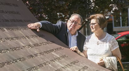 Los padres del sargento Francisco José Cardona, fallecido en el Yak-42, acarician el nombre de su hijo en el monumento de homenaje a las víctimas este viernes en Zaragoza.