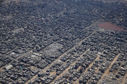 Vista general de Gaza desde uno de los aviones alemanes de reparto de ayuda humanitaria enviados a la Franja este miércoles.
