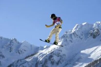 Un miembro del equipo estadounidense de snowboard en los juegos de Sochi grava su salto con una GoPro.