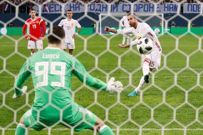 El jugador internacional, Sergio Ramos, marca de penalti el tercer gol para España.