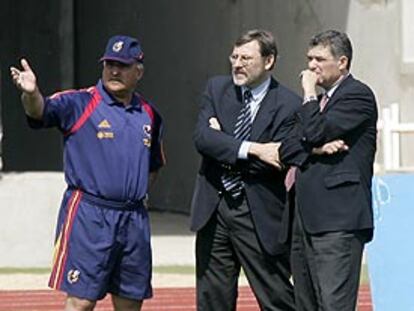 Iñaki Sáez, Jaime Lissavetzky y Ángel María Villar, en un entrenamiento de la selección antes de la Eurocopa.