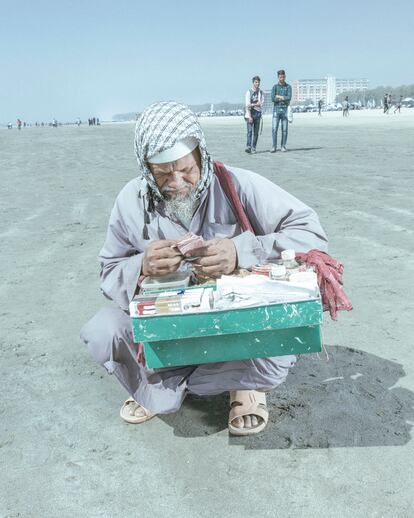 Los comerciantes son una presencia continua en esta playa y bazar.