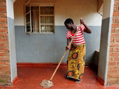 Pamela limpia el suelo de una casa en Lilongwe (Malaui).