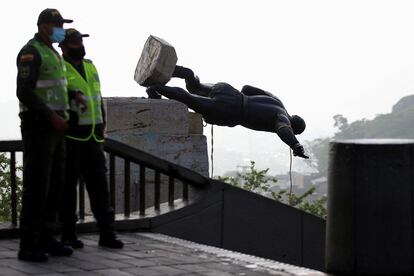 Durante las protestas en Cali, indígenas colombianos derriban por segunda ocasión una estatua de Sebastián de Belalcázar.