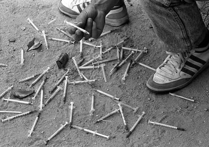 Jeringuillas usadas, en un descampado de Madrid, en una imagen para un reportaje sobre la drogadicción en Vicálvaro y San Blas en 1988.