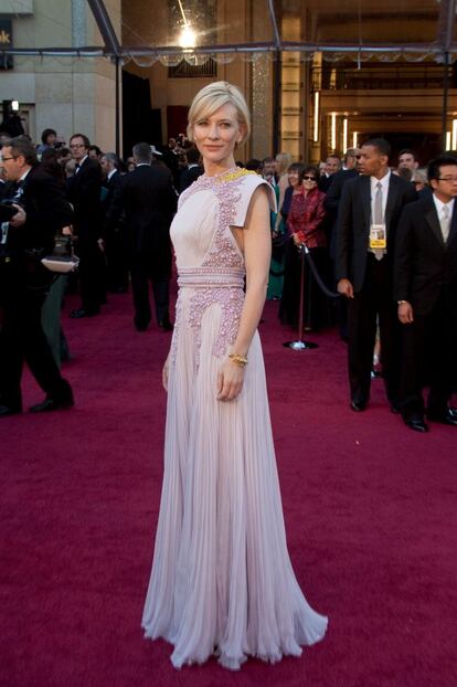 Cate Blanchett, de Melbourne (Australia), luce un vestido de alta costura de Givenchy en la ceremonia de 2011. La actriz acumula tres nominaciones y un Oscar a mejor actriz secundaria por su papel en 'El aviador' en 2004.