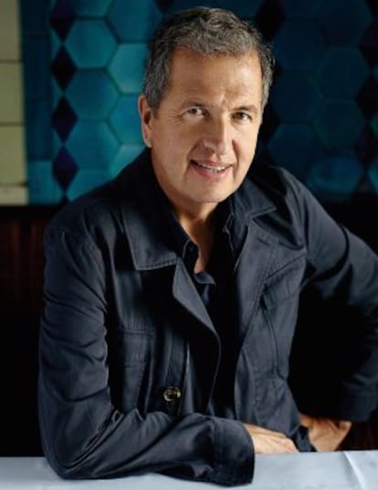 Mario Testino nació en Lima (Perú) en 1954 y emigró a Londres con 20 años. Allí descubrió la libertad y su vocación.