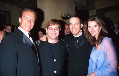 Arnold Schwarzenegger, Elton John, David Furnish y Maria Shriver en 1998.