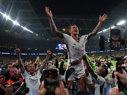 Kroos celebra el título con el público aupado por sus compañeros.
