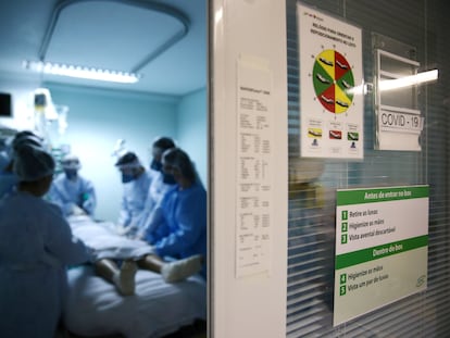 Equipe médica socorre um paciente com covid-19 internado em estado grave na UTI do hospital Nossa Senhora da Conceição, em Porto Alegre, em 19 de novembro.