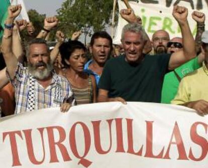 Un grupo de jornaleros liderados por el alcalde de Marinaleda (Sevilla) y parlamentario andaluz de IU, Juan Manuel Sánchez Gordillo (i) y el portavoz del SAT, Diego Cañamero (c), tras ser desalojados de la finca 'Las Turquillas' en Osuna (Sevilla) en agosto de 2012. EFE/Archivo