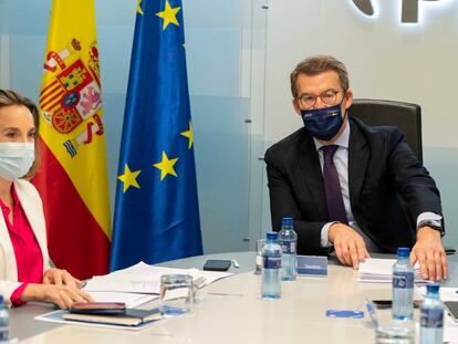 Alberto Núñez Feijóo y la secretaria general del PP, Cuca Gamarra, en la reunión del comité de dirección del PP el 25 de abril.