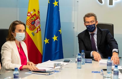 Alberto Núñez Feijóo y la secretaria general del PP, Cuca Gamarra, en la reunión del comité de dirección del PP el 25 de abril.