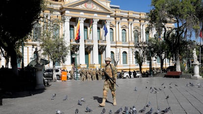 Un soldado hace guardia en la Plaza Murillo, el día 26 de junio de 2024.