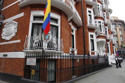 Dos polic&iacute;as resguardan los accesos a la embajada ecuatoriana en Londres.