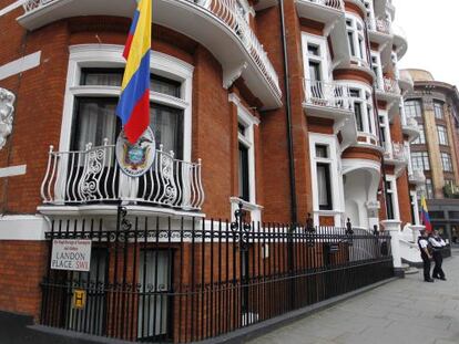 Dos policías resguardan los accesos a la embajada ecuatoriana en Londres.