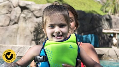 Artículo de EL PAÍS Escaparate que describe los mejores chalecos salvavidas de piscina para niños pequeños y bebés.