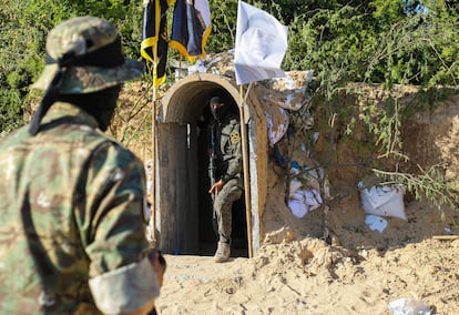 Un miliciano de las Brigadas Al Quds, ala militar de la Yihad Islámica, toma posición en la entrada de un túnel en Beit Hanun, en el norte de Gaza, el 18 de mayo de 2022. 