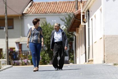 Hipólito, 90, chats to psychologist Iratxe Bolaños in the deserted streets of Lubia.