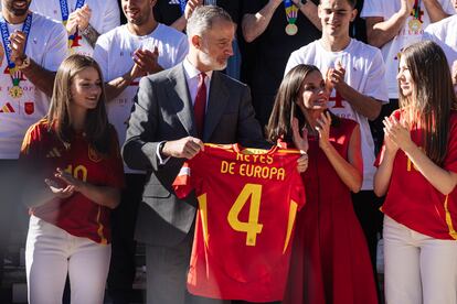 Los Reyes y sus hijas, con la selección y la copa de campeones continentales, este lunes en La Zarzuela.