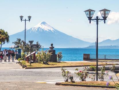 La plaza de Armas con vistas al volcán Osorno.