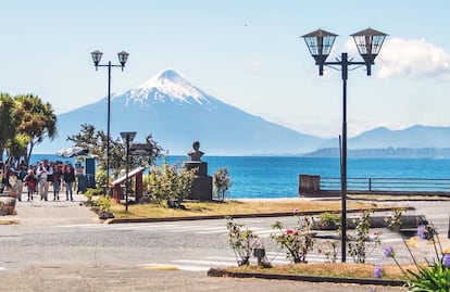 La plaza de Armas con vistas al volcán Osorno.