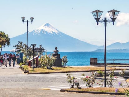 La plaza de Armas con vistas al volcán Osorno.