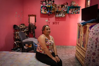 Leticia Melchor Calte observa la habitación de su hija Yendi García Melchor.