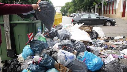 Montaña de basura en una calle de Jerez.