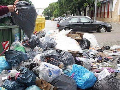 Montaña de basura en una calle de Jerez.