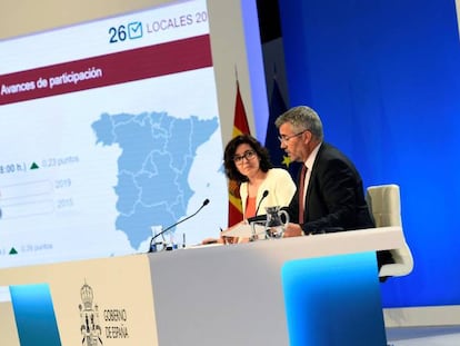 La subsecretaria del Ministerio del Interior, Isabel Goicoechea, y el secretario de Estado de Comunicación, Miguel Ángel Oliver.