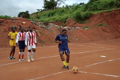 Las chicas también tienen sus equipos y participan en los entrenamientos igual que los chicos. Detrás se puede apreciar la basura acumulada. Al no existir un programa de recogida de residuos sólidos los vecinos de Etetack tiran sus deshechos junto al terreno de juego. Muchos sábados, antes de empezar los entrenamientos, los jugadores tienen que amontonarla y quemarla para deshacerse de ella. Los representantes del barrio y del A. E. Ramassà buscan una solución para este problema.