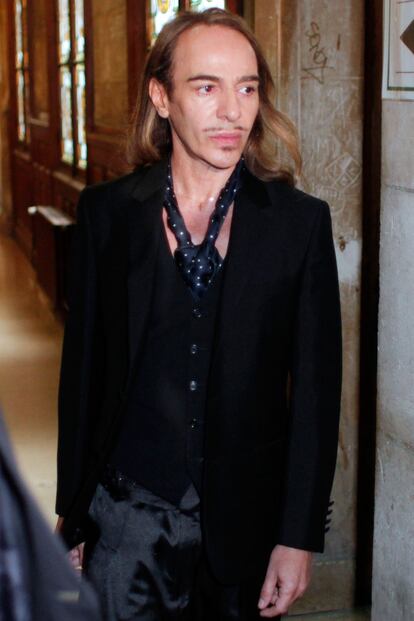 John Galliano fue despedido de Dior, fue a juicio y pidió perdón por injurias racistas. 