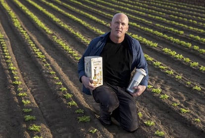 Andoni Monforte, con su aparato Vegan Milker by Chufamix, que sirve para hacer horchata casera, en su campo de chufa de Alboraia (Valencia).