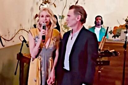 Naomi Watts da un discurso durante el ensayo de la boda.