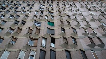 El Edificio Meridiana o Casa Meridiana es un edificio de viviendas de la década de los  60 obra de Oriol Bohigas