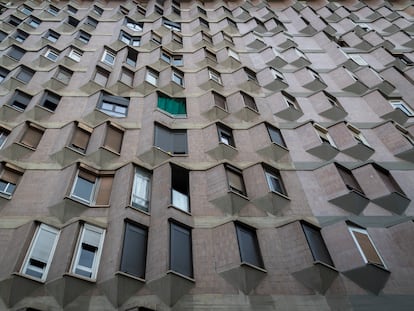 El Edificio Meridiana o Casa Meridiana es un edificio de viviendas de la década de los  60 obra de Oriol Bohigas