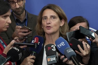 Teresa Ribera atiende a la prensa este martes en Estrasburgo (Francia). 