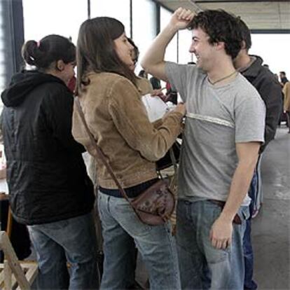 Algunos jóvenes aspirantes a extras, ayer en Ávila.