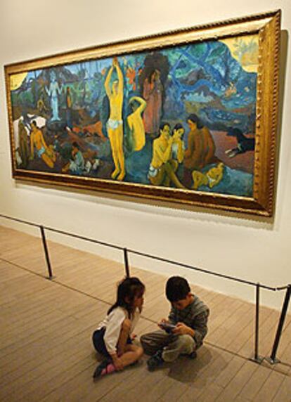 Unos niños juegan ante <i>D</i>' <i>où venons-nous, que sommes nous, où allons-nous?</i> (1897- 1898), de Paul Gauguin.