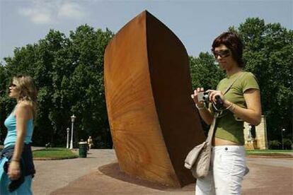 <i>New Union</i> (2003), obra de Richard Serra instalada en el parque de Doña Casilda, en el entorno del Museo de Bellas Artes de Bilbao.