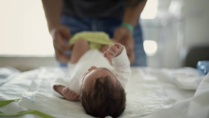 Un padre con su hija recién nacida en el hospital Sant Pau de Barcelona.