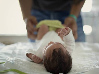 Un padre con su hija recién nacida en el hospital Sant Pau de Barcelona.