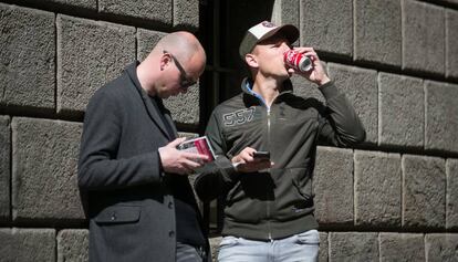 Dos turistes beuen un refresc ensucrat.