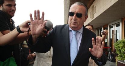 Carlos Fabra a su salida de la Audiencia de Castellón que le ha suspendido la ejecución de la pena de cárcel.