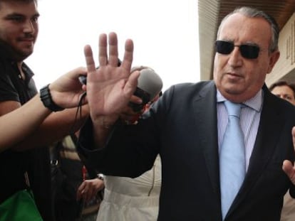 Carlos Fabra a su salida de la Audiencia de Castellón que le ha suspendido la ejecución de la pena de cárcel. 