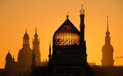 Vista de las siluetas de la Iglesia Luterana Nuestra Señora (Frauenkirche), la Catedral de la Santísima Trinidad (Hofkirche) y el antiguo edificio de la fábrica de cigarrillos; Yenidze en Dresde (Alemania). 
