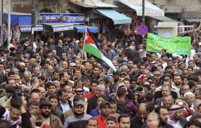 Cientos de manifestante protestan enfrente de la mezquita Al Huseini de Amm&aacute;n, Jordania el viernes.