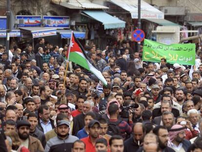 Cientos de manifestante protestan enfrente de la mezquita Al Huseini de Ammán, Jordania el viernes.